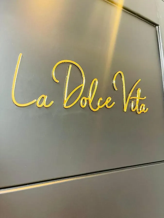 La Dolce Vita Penthouse 2 Bedroom Apartment アロナ